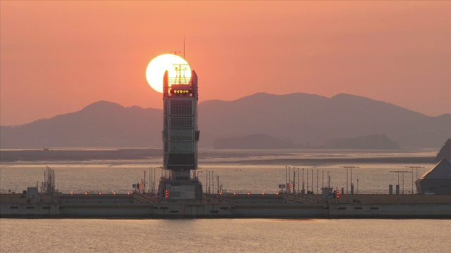 京畿道原水道西海阁门水闸的日落景色视频素材