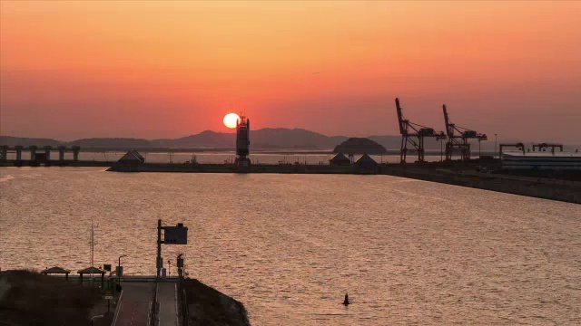 京畿道原水道西海阁门水闸的日落景色视频素材