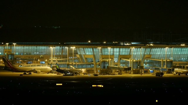 仁川国际机场的建筑和飞机夜景视频素材