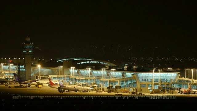 仁川国际机场的建筑和飞机夜景视频素材