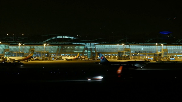 仁川国际机场的建筑和飞机夜景视频素材