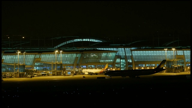 仁川国际机场的建筑和飞机夜景视频素材