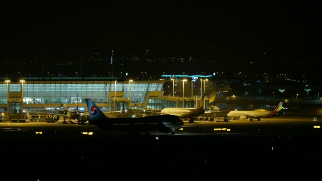 仁川国际机场的建筑和飞机夜景视频素材