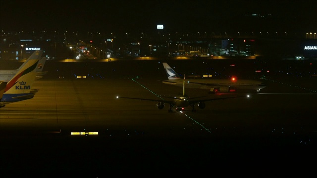 仁川国际机场跑道上的飞机夜景视频素材