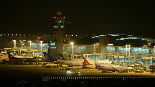 仁川国际机场的建筑和飞机夜景视频素材