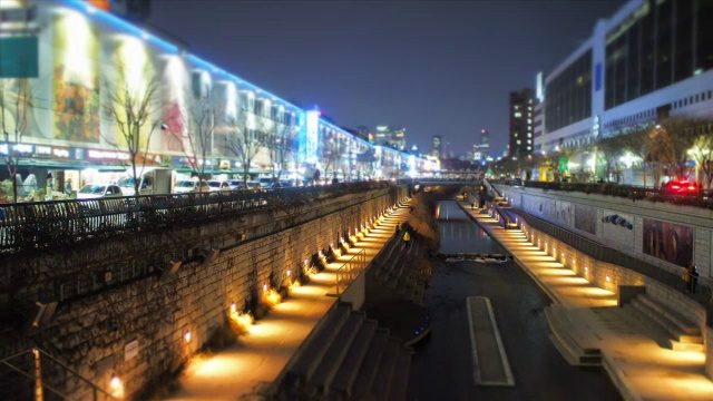 东大门时尚城及平洼市场附近清溪川溪夜景视频素材