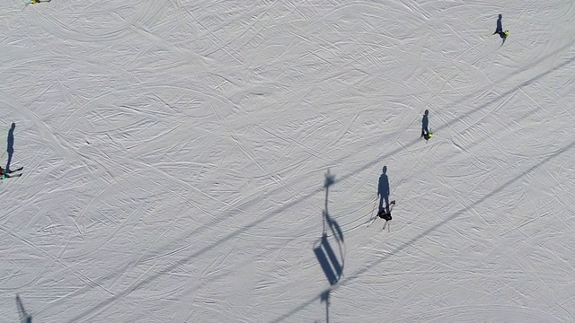 乘坐滑雪缆车滑雪的人们的鸟瞰图视频素材