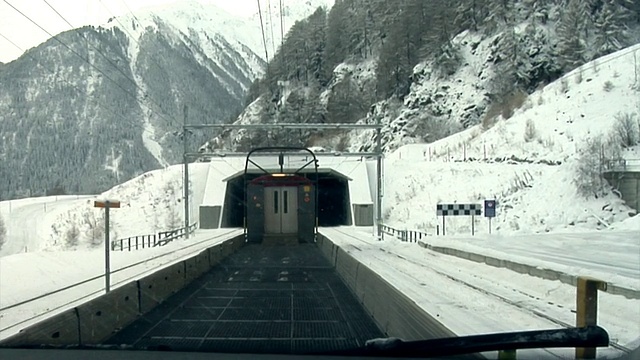 Rhaetian Railway - Rhätische Bahn Car transporter (Vereina)视频素材