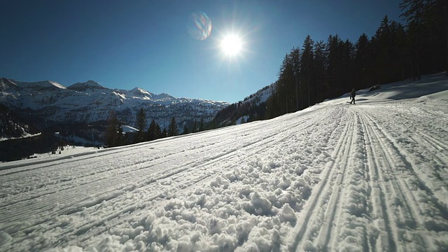 人们在滑雪橇上跑视频素材