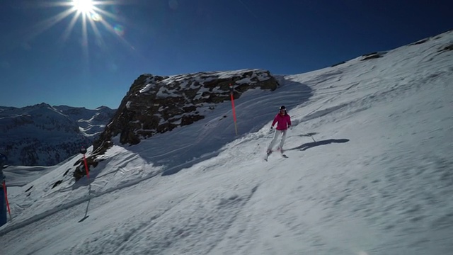 女子在山上滑雪视频素材