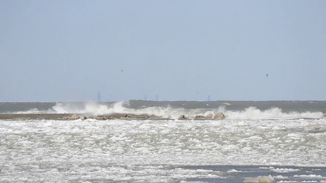 冰冷的海浪和芝加哥的天际线视频素材