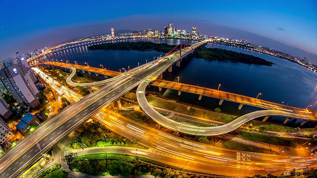 夕阳至夜景，西江大学桥和江边本诺高速公路上的车辆行驶视频素材