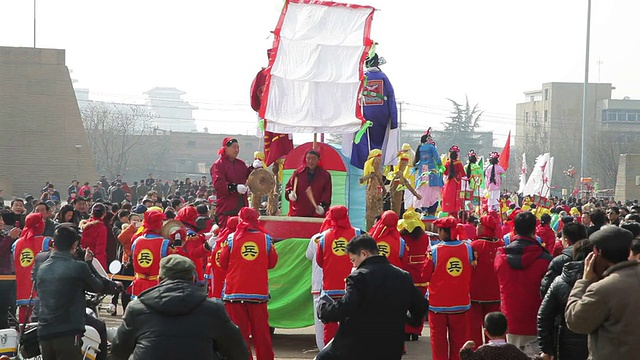 在社火庆祝活动中，村民们装扮成古代人物参加游行视频素材