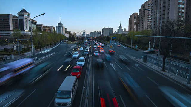 时间流逝——从白天到晚上的城市公路交通视频素材