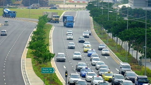 高速公路交通的特写镜头在新加坡的高峰时间视频素材