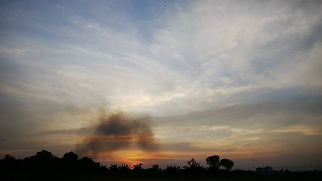 喷气式飞机降落在夕阳背景下。视频素材