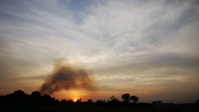 喷气式飞机降落在夕阳背景下。视频素材