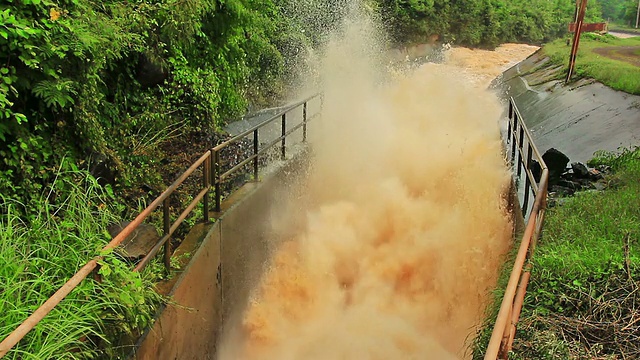 水流从大坝流向运河视频素材