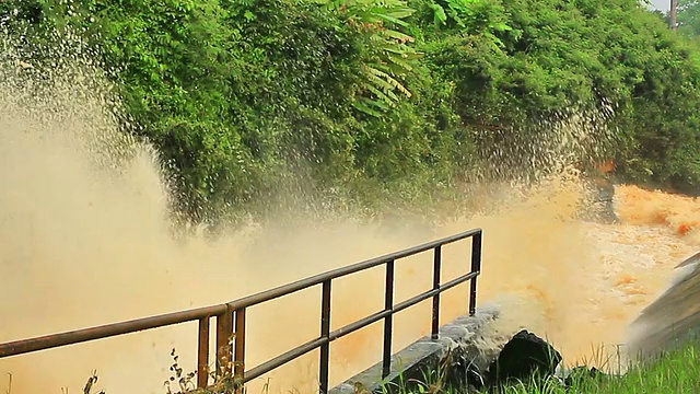 水流从大坝流向运河视频素材