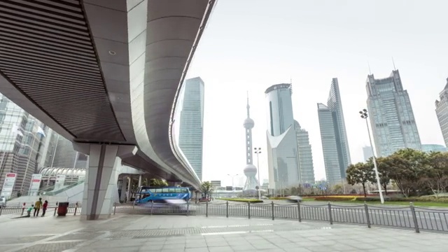 繁忙的交通和城市景观，在现代城市街道，hyperlapse。视频素材