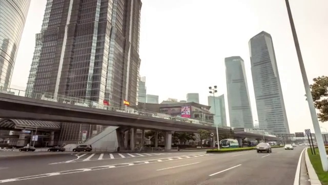 繁忙的交通和城市景观，在现代城市街道，hyperlapse。视频素材