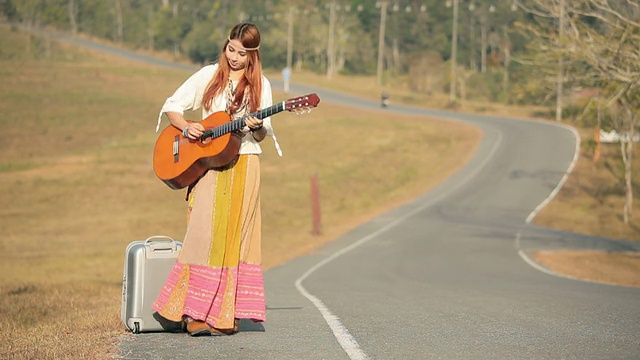 嬉皮女人演奏音乐和跳舞视频素材