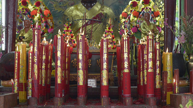 蜡烛在中国寺庙的祭坛上燃烧视频素材