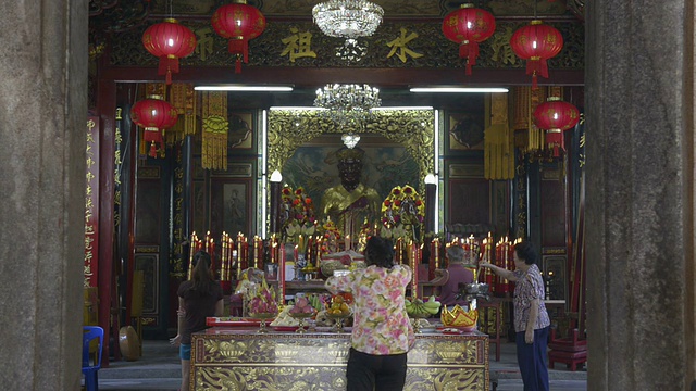 中国人在寺庙里祈祷视频素材