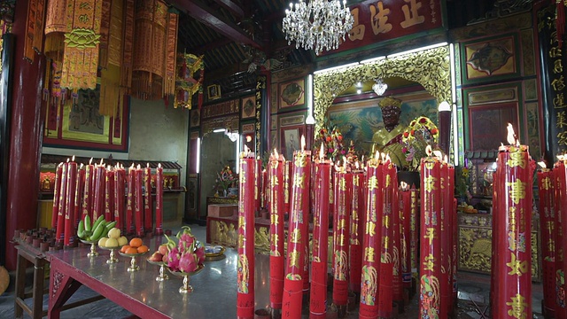 中国寺庙里，蜡烛在祭坛前燃烧视频素材