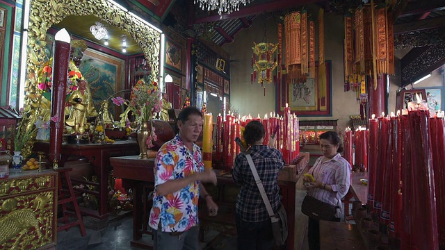 中国人在寺庙里供奉祭品视频素材