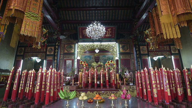 祭品和蜡烛在中国寺庙的祭坛上燃烧视频素材