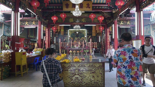 中国人在寺庙里祈祷视频素材