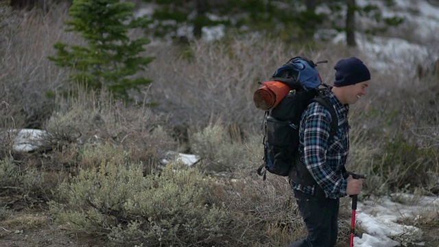 一个男人和一个女人一起在山里的森林小径上徒步旅行。视频素材