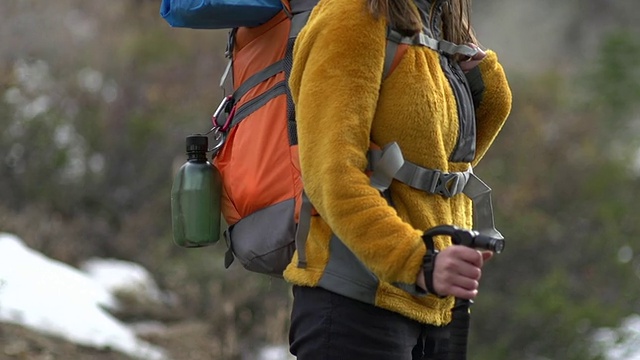 一个男人和一个女人一起在山里徒步旅行。视频素材