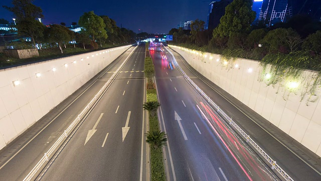 现代城市中夜间通往隧道的道路交通，时间流逝。视频素材