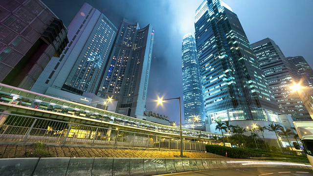 香港夜晚繁忙的交通、灯火通明的建筑和城市景观，时光流逝。视频素材