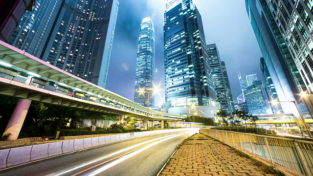 香港夜晚繁忙的交通、灯火通明的建筑和城市景观，时光流逝。视频素材