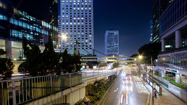 繁忙的交通，灯火通明的建筑物和街道在夜晚的现代城市香港，时间流逝。视频素材