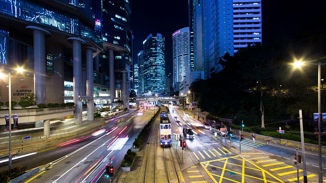 繁忙的交通，灯火通明的建筑物和街道在夜晚的现代城市香港，时间流逝。视频素材