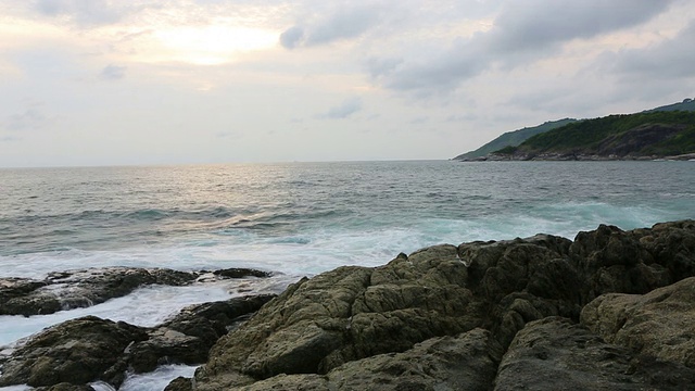 海浪冲向岩石视频素材