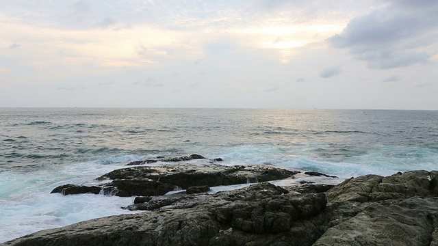 海浪冲向岩石视频素材