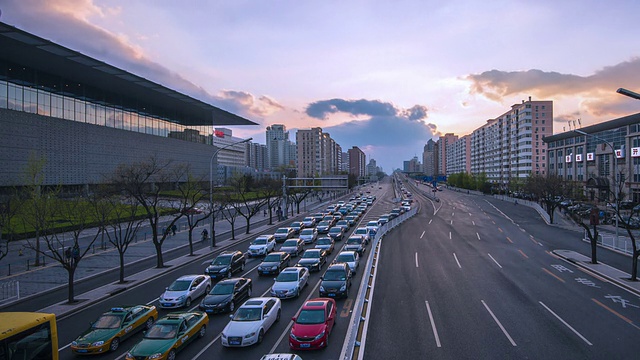 时间流逝——城市高速公路交通与流动的云视频素材