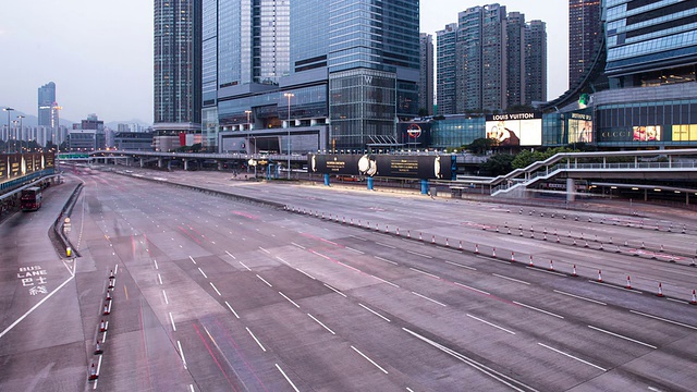 时间流逝，香港多车道高速公路和建筑物上的繁忙交通。视频素材