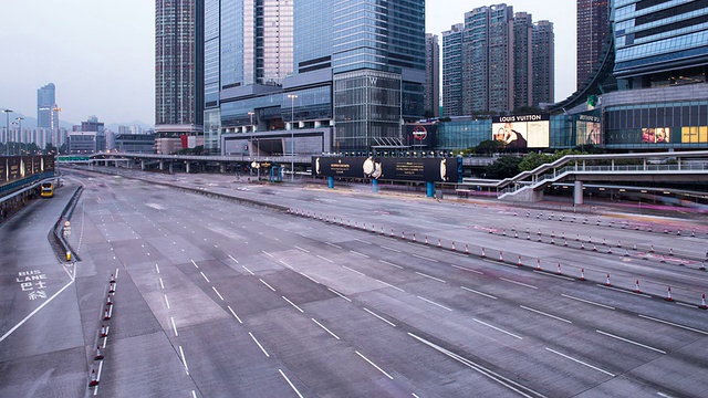 时间流逝，香港多车道高速公路和建筑物上的繁忙交通。视频素材