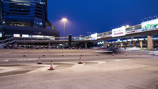 香港夜晚繁忙的交通，灯火通明的建筑物和街道，时光流逝。视频素材