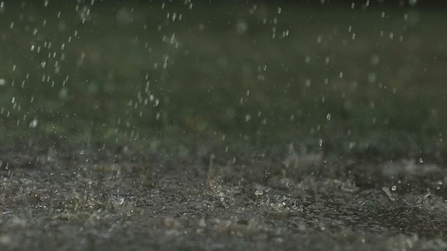 雨水落在水坑上，慢动作视频素材