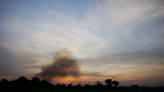 喷气式飞机降落在夕阳背景下。视频素材