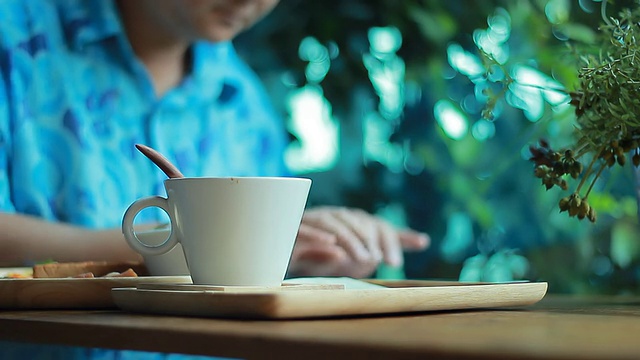 一个男人在咖啡馆吃早餐视频素材