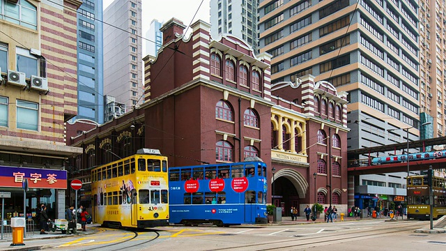 香港中环西街市前的历史电车时间图视频素材