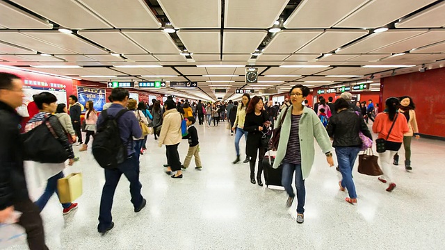 香港地铁中环站的行人视频素材